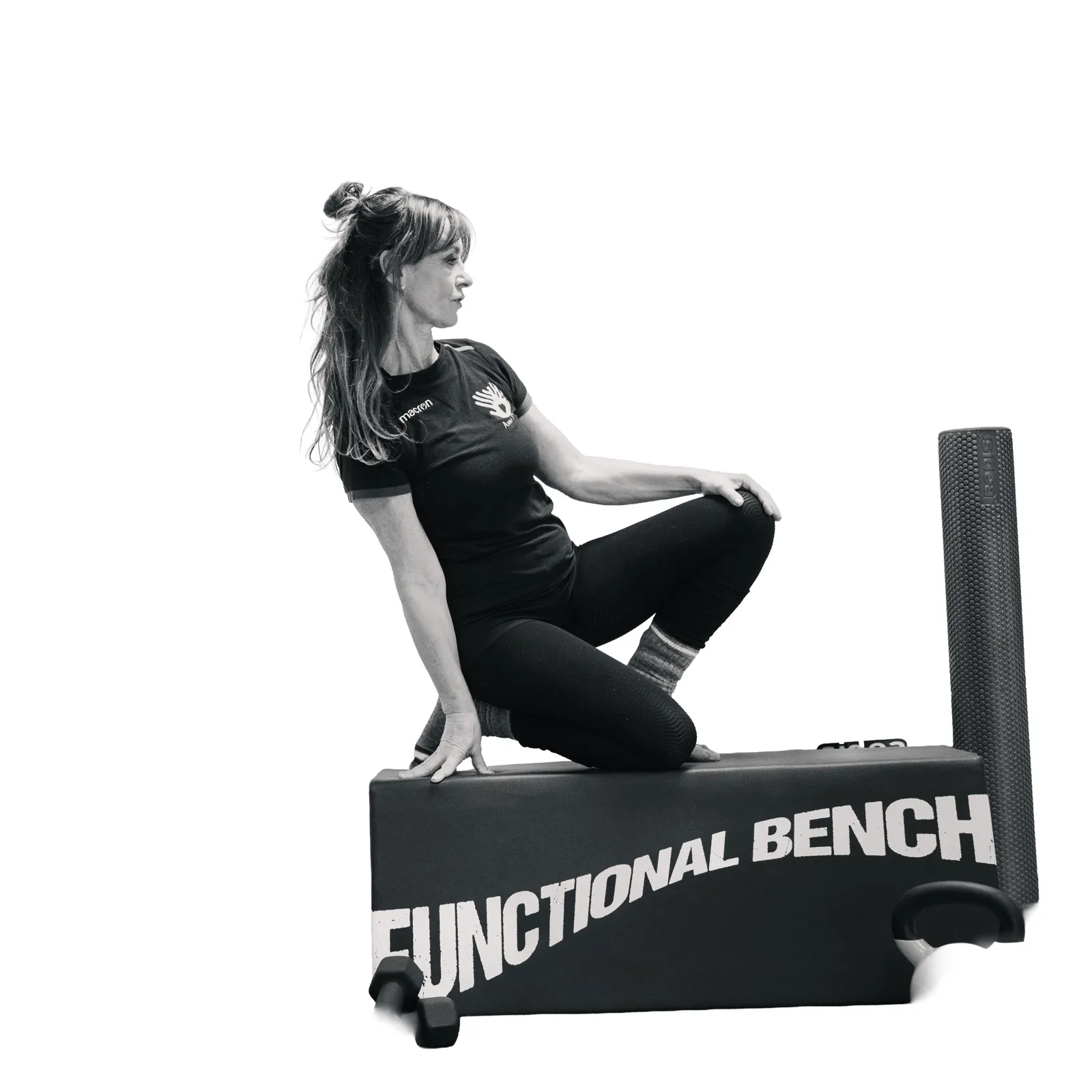 Anna Chiara Ferri in torsione su una functional bench, con manubri e kettlebell