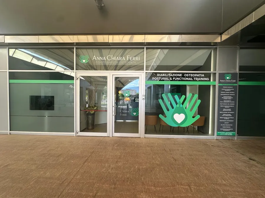Ingresso dello studio Anna Chiara Ferri a Foligno, CC San Magno — insegna e vetrata con il logo