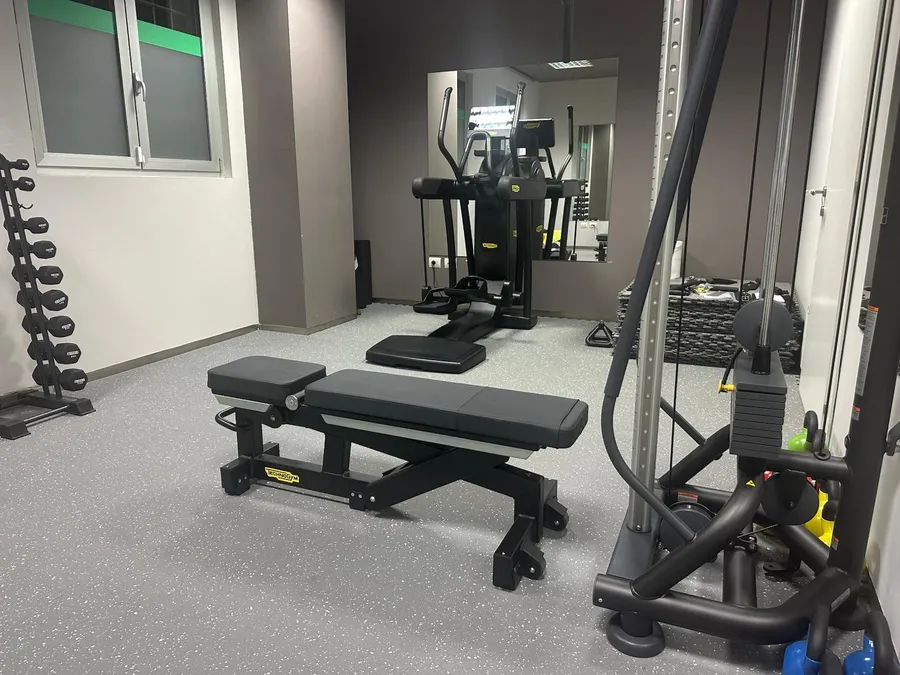 Area allenamento funzionale dello studio di Foligno con panca regolabile, rack manubri, cavi e macchinari professionali