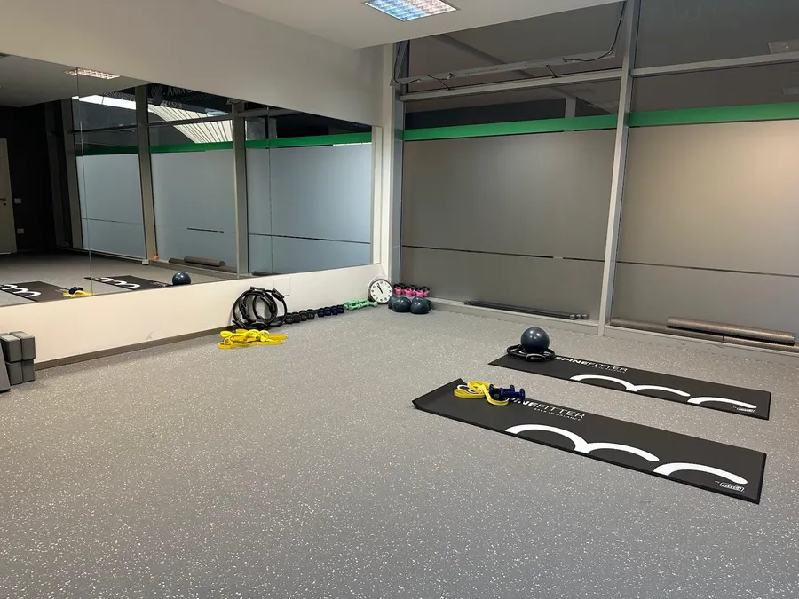 Spazio per fisioterapia ipopressiva nello studio di Foligno: tappetini, specchio per autovalutazione posturale e props di rieducazione