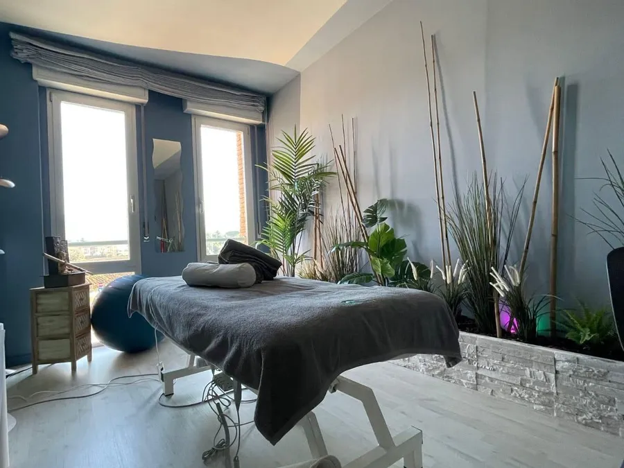 Sala trattamenti dello studio di Spoleto con lettino al centro, piante e canne di bambù — seduta di Linfofit® e linfodrenaggio manuale