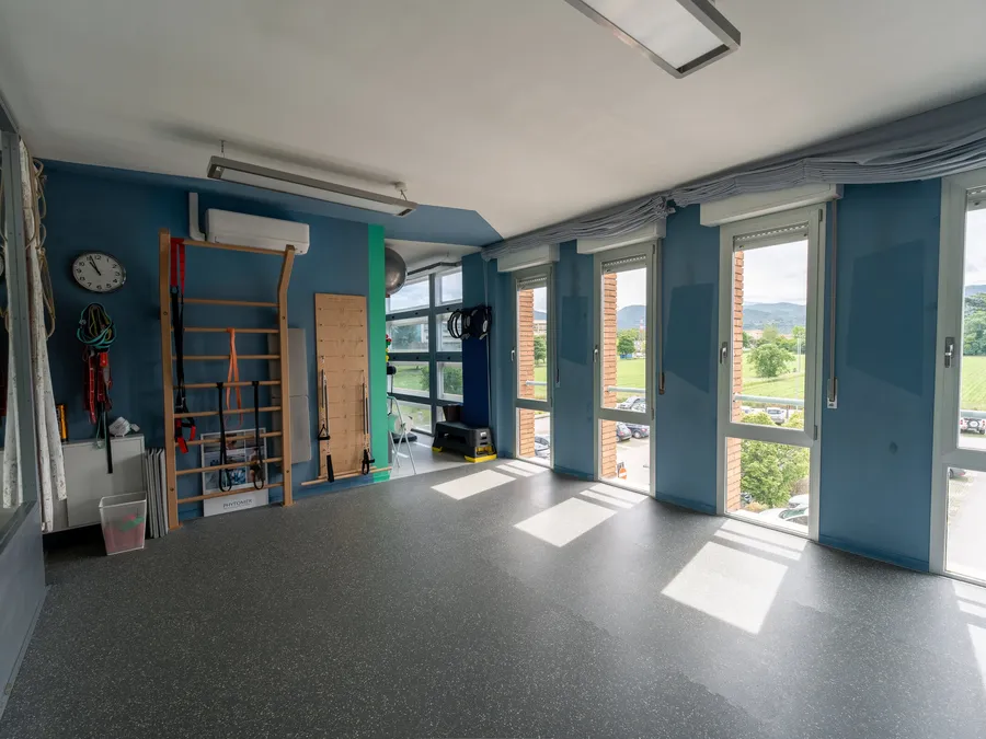 Sala rieducazione e allenamento funzionale dello studio di Spoleto con tappetini e ampie vetrate affacciate sulle colline umbre