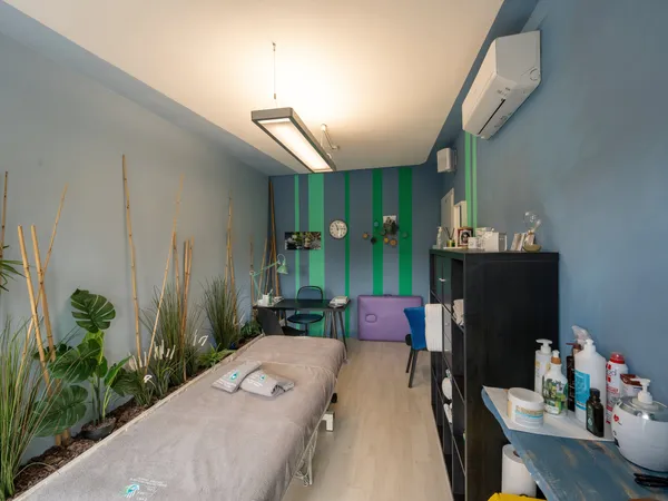 Studio per osteopatia e fisioterapia a Spoleto con lettino, area piante con canne di bambù e libreria con materiali di trattamento