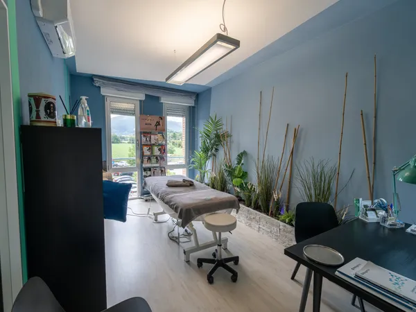 Sala trattamenti dello studio di Spoleto con lettino, canne di bambù, luce naturale dalle vetrate e vista sulle colline umbre